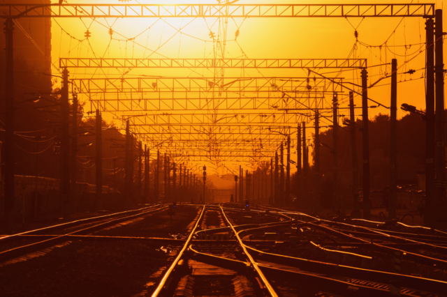 Πόσο επικίνδυνο κάνει το σιδηροδρομικό δίκτυο ο παρατεταμένος καύσωνας