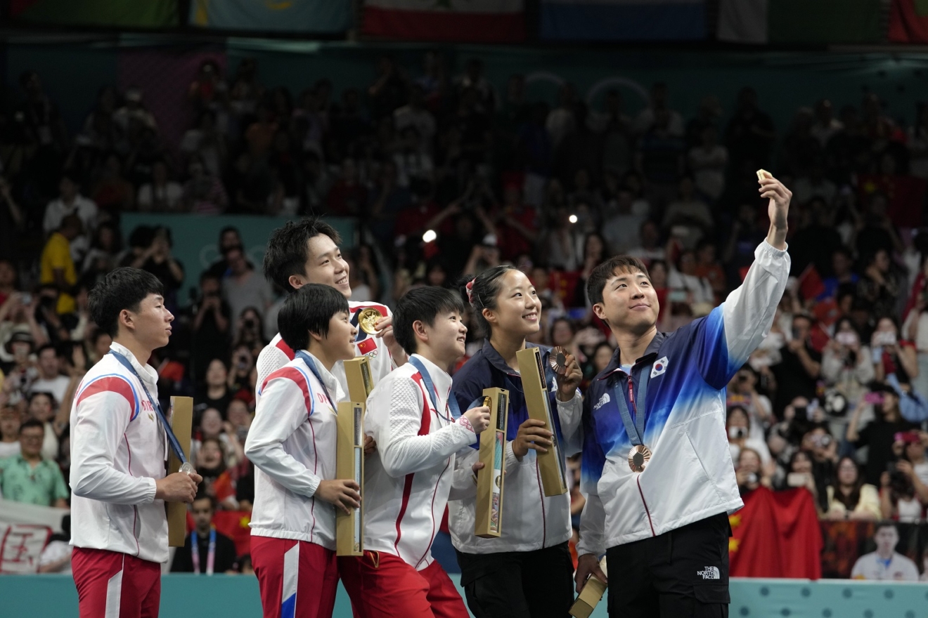 Αθλητές από τη Βόρεια και τη Νότια Κορέα βγάζουν μια selfie μετά τους αγώνες στην επιτραπέζια αντισφαίριση στο Παρίσι