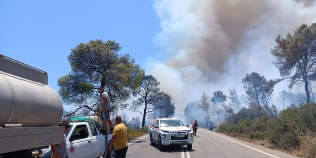 Πυκνοί καπνοί από την πυρκαγιά που ξέσπασε σε δασική έκταση στην περιοχή Άγιος Βλάσης Κορινθίας, την Τετάρτη 17 Ιουλίου 2024. Σύμφωνα με την Πυροσβεστική, η φωτιά εκδηλώθηκε περίπου στις 11:42 και για την κατάσβεσή της έχουν κινητοποιηθεί 46 πυροσβέστες με μία ομάδα πεζοπόρου τμήματος, 18 οχήματα και από αέρος τρία αεροσκάφη και τέσσερα ελικόπτερα εκ των οποίων ένα για συντονισμό.