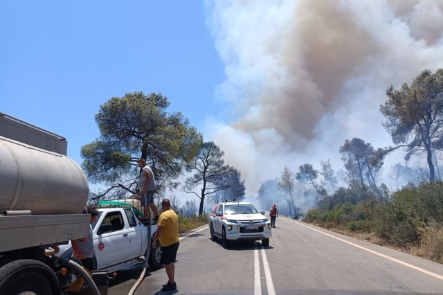 Πυκνοί καπνοί από την πυρκαγιά που ξέσπασε σε δασική έκταση στην περιοχή Άγιος Βλάσης Κορινθίας, την Τετάρτη 17 Ιουλίου 2024. Σύμφωνα με την Πυροσβεστική, η φωτιά εκδηλώθηκε περίπου στις 11:42 και για την κατάσβεσή της έχουν κινητοποιηθεί 46 πυροσβέστες με μία ομάδα πεζοπόρου τμήματος, 18 οχήματα και από αέρος τρία αεροσκάφη και τέσσερα ελικόπτερα εκ των οποίων ένα για συντονισμό.