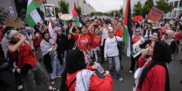 Άτομα διαδηλώνουν κοντά Καπιτώλιο κατά τη διάρκεια της επίσκεψης του Ισραηλινού πρωθυπουργού Μπενιαμίν Νετανιάχου