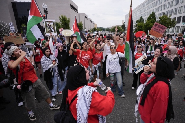 Άτομα διαδηλώνουν κοντά Καπιτώλιο κατά τη διάρκεια της επίσκεψης του Ισραηλινού πρωθυπουργού Μπενιαμίν Νετανιάχου
