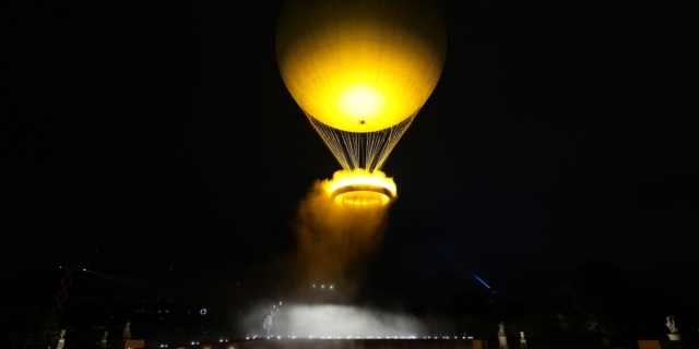 Ολυμπιακοί Αγώνες: Το εντυπωσιακό άναμμα της Φλόγας μέσα σε ένα αερόστατο