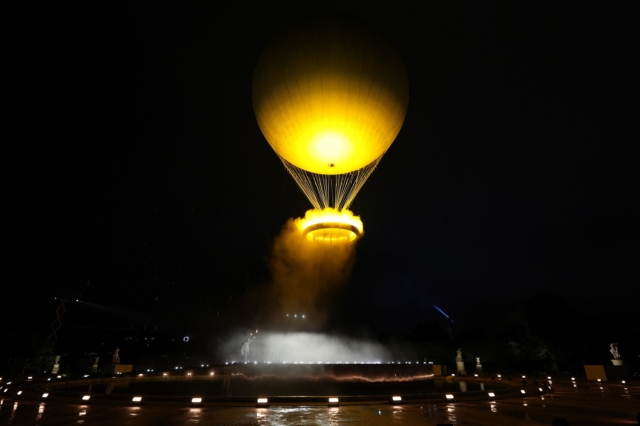 Ολυμπιακοί Αγώνες: Το εντυπωσιακό άναμμα της Φλόγας μέσα σε ένα αερόστατο