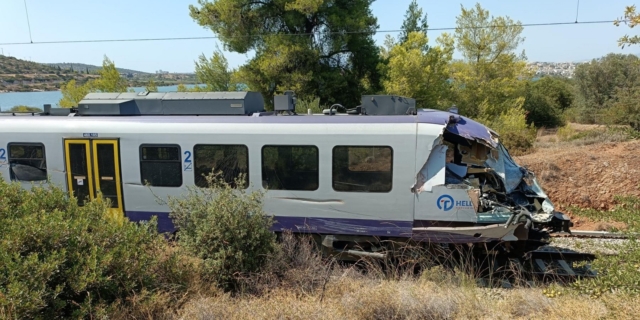 Σύγκρουση φορτηγού με τρένο κοντά στην Αυλίδα