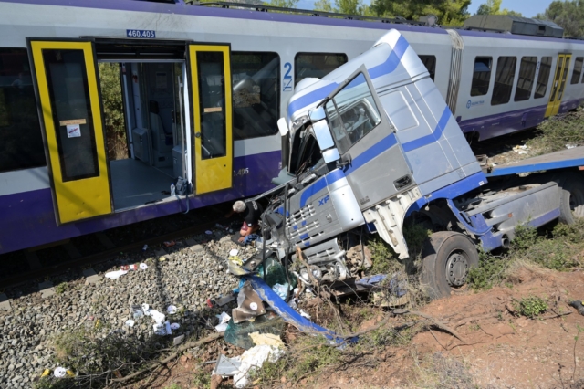 Φορτηγό συγκρούστηκε με τρένο με 130 επιβάτες