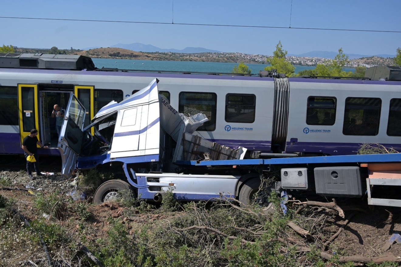 Σύγκρουση φορτηγού με τρένο κοντά στην Αυλίδα