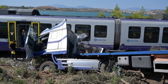 Σύγκρουση φορτηγού με τρένο κοντά στην Αυλίδα