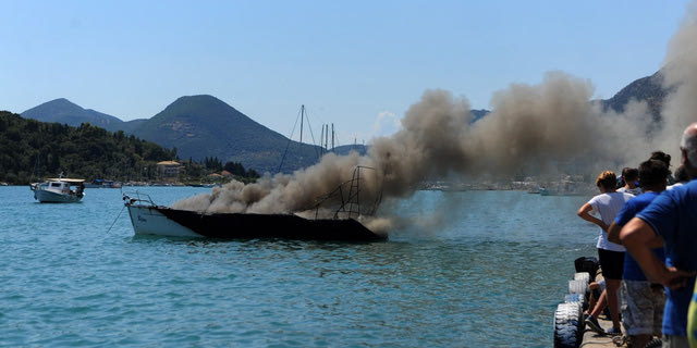 Χανιά: Φωτιά σε σκάφος με τουρίστες