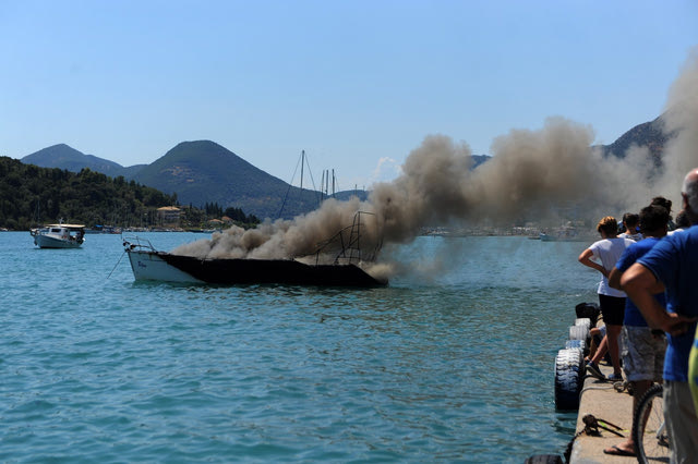 Χανιά: Φωτιά σε σκάφος με τουρίστες