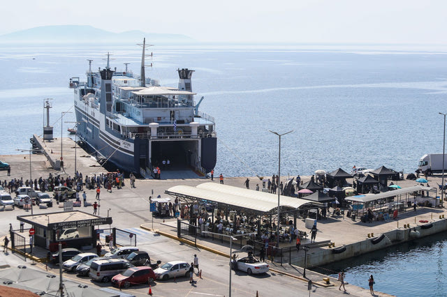 Στο Λαύριο αντί τη Ραφήνα θα καταπλεύσουν τρία πλοία λόγω της φωτιάς στην Αττική