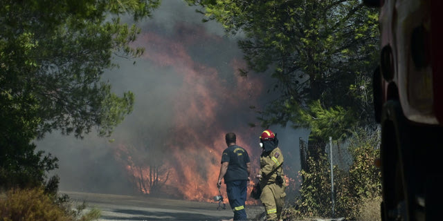 Φωτιά στην Αττική: Αναζωπύρωση στον Ερυθρό Νέας Μάκρης – Εντολή εκκένωσης