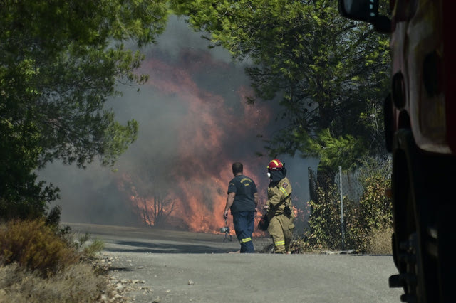 Φωτιά στην Αττική: Αναζωπύρωση στον Ερυθρό Νέας Μάκρης – Εντολή εκκένωσης