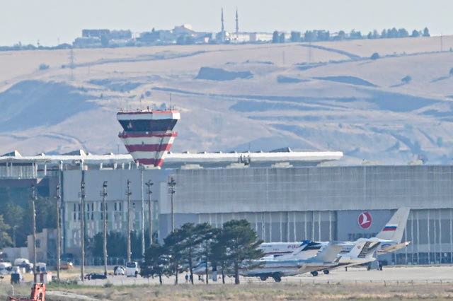 Αεροπλάνα που πιστεύεται ότι μεταφέρουν κρατούμενους προερχόμενους από τη Ρωσία κατά την άφιξή τους στο αεροδρόμιο της Άγκυρας