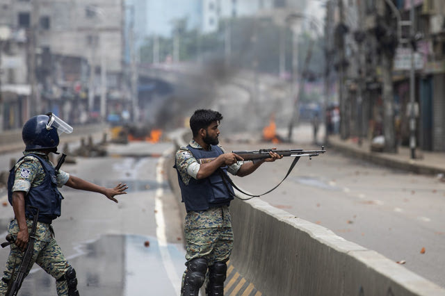 Αστυνομικός σημαδεύει με το όπλο του διαδηλωτές στο Μπανγκλαντές