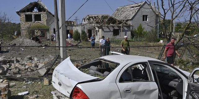 Ρωσική επίθεση με ρουκέτες στο χωριό Usatove κοντά στην Οδησσό της Ουκρανίας