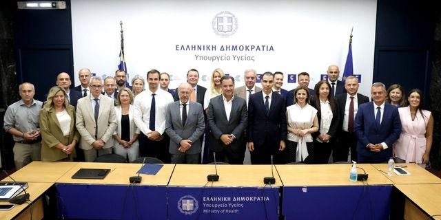 Ο Άδωνις Γεωργιάδης με τους νέους υποδιοικητές των επτά ΥΠΕ