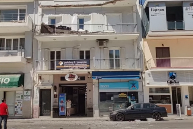 Ναύπλιο: Μπαλκόνι κατέρρευσε σε σταθμευμένα αυτοκίνητα