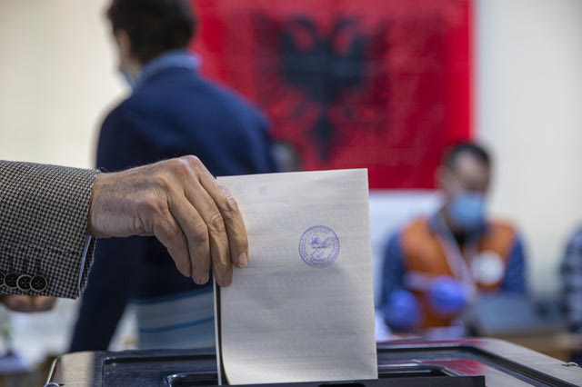 Εκλογές στη Χειμάρρα: Έκλεισαν οι κάλπες – Καταγγελίες για παρατυπίες