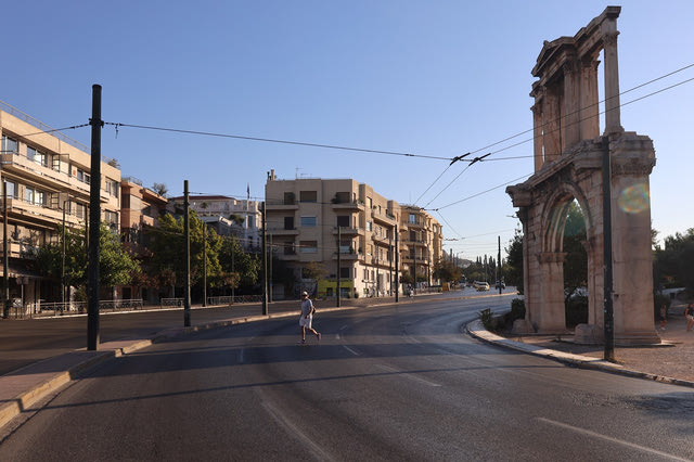 Έρημη πόλη η Αθήνα τον Δεκαπενταύγουστο – Εικόνες από την άδεια πρωτεύουσα