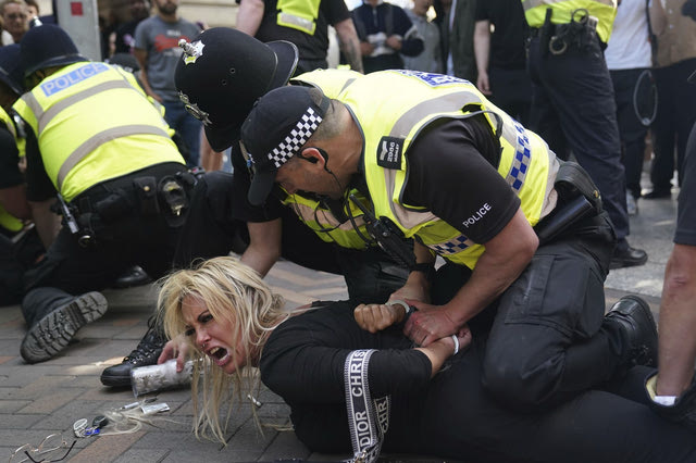 Βρετανία: Η κυβέρνηση κινητοποιεί 6.000 αστυνομικούς κατά της ακροδεξιάς βίας