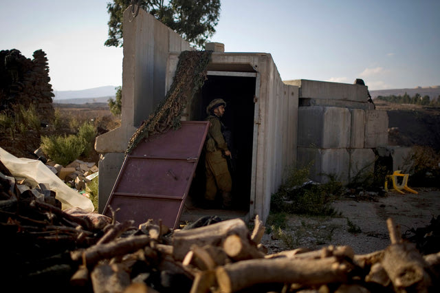 Ισραηλινός στρατιώτης φυλάει την είσοδο ενός καταφυγίου. Εικόνα αρχείου