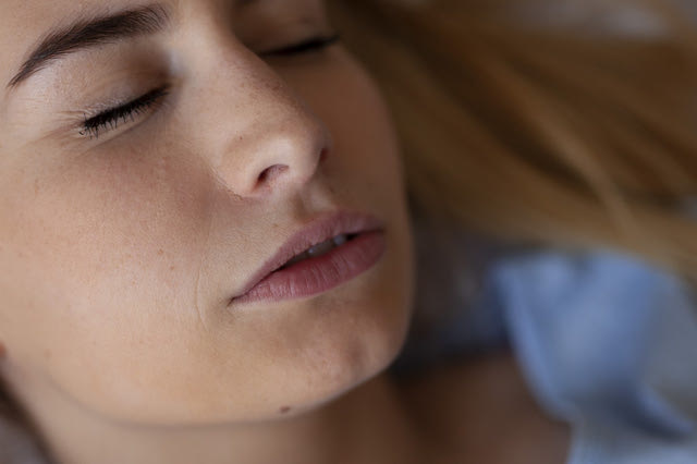 Πώς θα καταλάβετε αν τρίζετε τα δόντια σας όταν κοιμάστε μόνοι