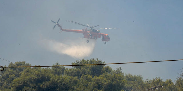 Ελικόπτερο επιχειρεί σε φωτιά (Αρχείου)