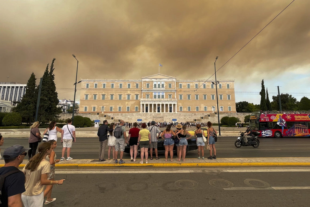 Οι καπνοί από τη φωτιά στον Βαρνάβα σκέπασαν το Σύνταγμα