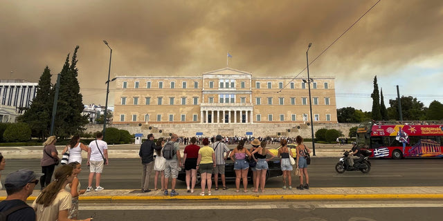 Οι καπνοί από τη φωτιά στον Βαρνάβα σκέπασαν το Σύνταγμα