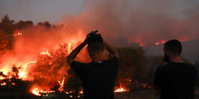 H φωτιά στον Βαρνάβα πέρασε στο Πεντελικό Όρος – Σηκώθηκαν εναέρια μέσα