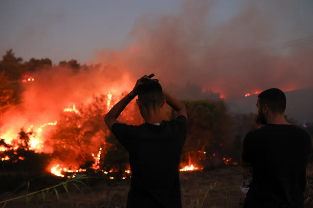 H φωτιά στον Βαρνάβα πέρασε στο Πεντελικό Όρος – Σηκώθηκαν εναέρια μέσα