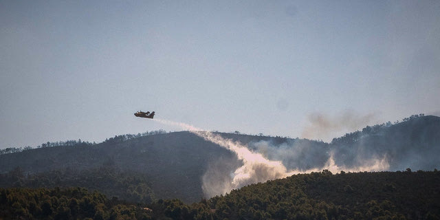 Φωτιά στην Εύβοια: “Μάχη” με διάσπαρτες εστίες – Δύο πυροσβέστες τραυματίστηκαν