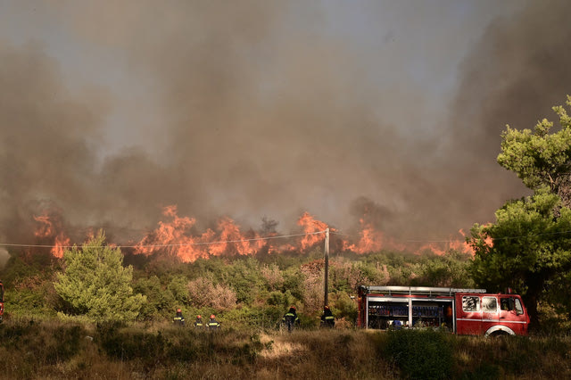 Στιγμιότυπο από την πυρκαγιά στη Βορειοανατολική Αττική