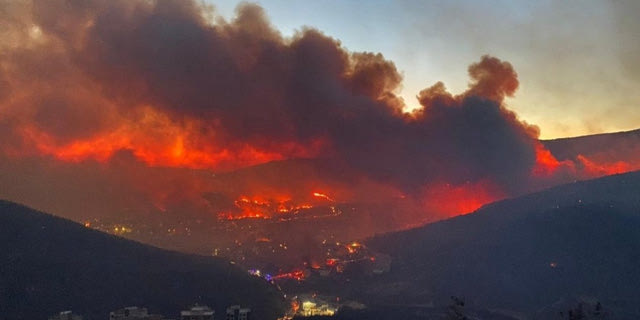 Τουρκία: Μάχη με τις φλόγες στη Σμύρνη που καίγεται για τρίτη ημέρα