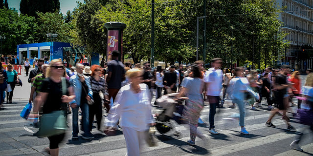 Στιγμιότυπα από το κέντρο της Αθήνας στην Πλατεία Συντάγματος