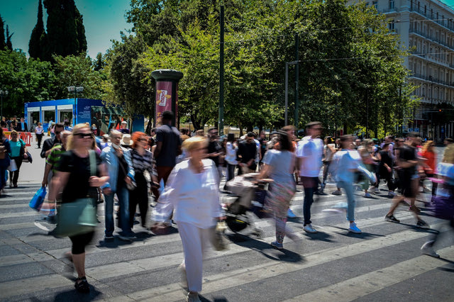 Στιγμιότυπα από το κέντρο της Αθήνας στην Πλατεία Συντάγματος