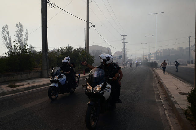 Φωτιά στην Αττική: Ποιοι δρόμοι είναι κλειστοί – Όλες οι κυκλοφοριακές ρυθμίσεις