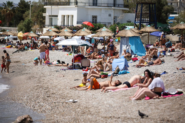 Σε παραλίες και κρεαταγορές δίνει τη θερινή “μάχη της καθημερινότητας” η κυβέρνηση