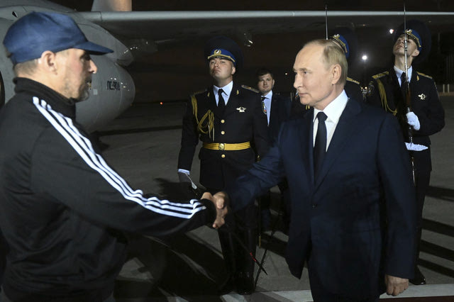 Ο Βλαντίμιρ Πούτιν υποδέχεται τον Βαντίμ Κρασικόφ