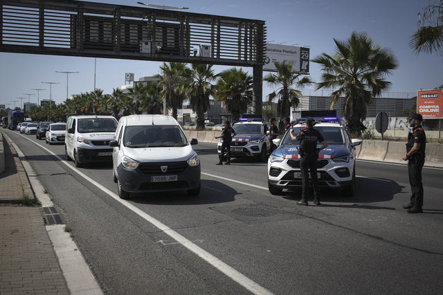 Βαρκελώνη: Χάος στους δρόμους – Συνελήφθη αστυνομικός για τη διαφυγή του Πουτζντεμόν