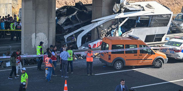 Λεωφορείο έπεσε σε γέφυρα στην Τουρκία