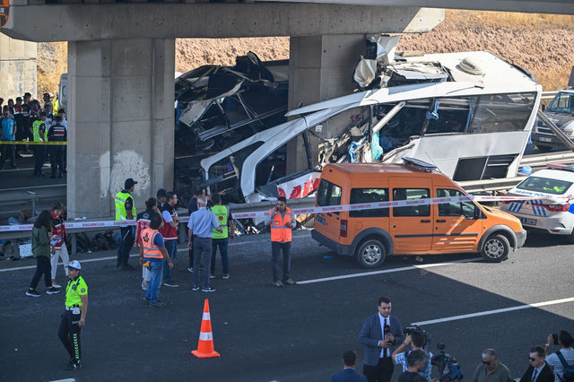 Λεωφορείο έπεσε σε γέφυρα στην Τουρκία