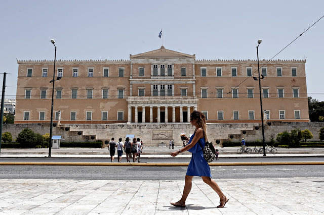 Επτά νόμοι κι ένα “κουκούλωμα” πριν τα μπάνια του λαού