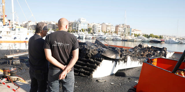 Μαρίνα Ζέας: Εικόνες καταστροφής μετά τη φωτιά σε γιοτ – Φράγματα για την αποφυγή ρύπανσης