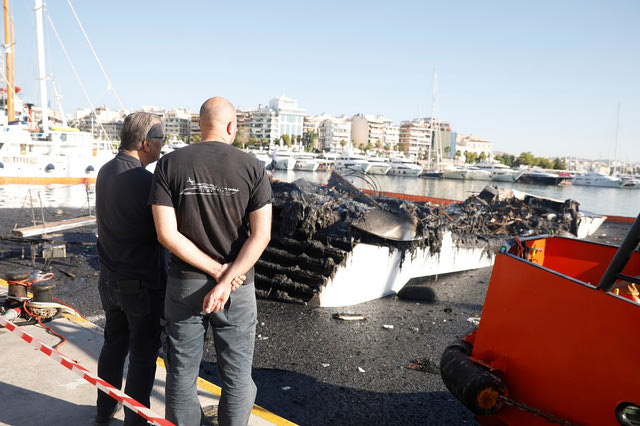 Μαρίνα Ζέας: Εικόνες καταστροφής μετά τη φωτιά σε γιοτ – Φράγματα για την αποφυγή ρύπανσης