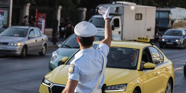 Τροχονόμος ρυθμίζει την κυκλοφορία στο κέντρο της Αθήνας, Πέμπτη 21 Σεπτεμβρίου 2023.