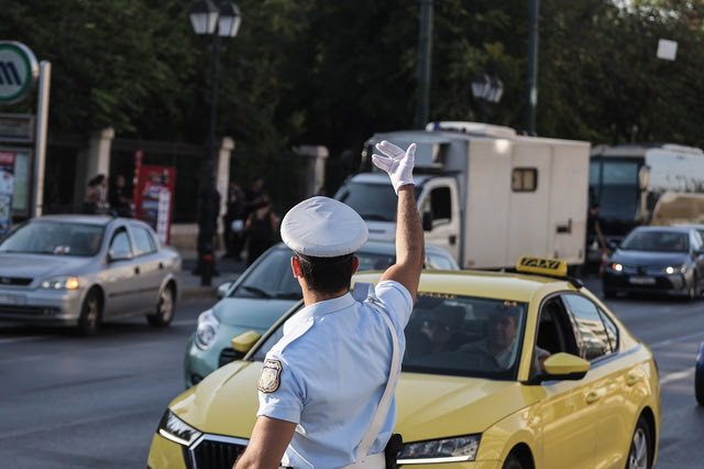 Τροχονόμος ρυθμίζει την κυκλοφορία στο κέντρο της Αθήνας, Πέμπτη 21 Σεπτεμβρίου 2023.