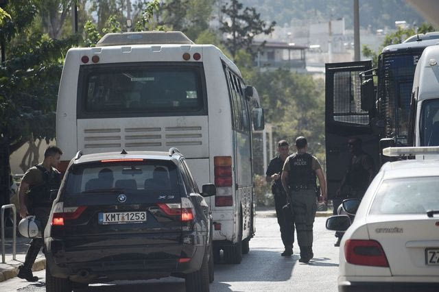 Μεταγωγή στον Εισαγγελέα των ανήλικων που συμμετείχαν στην αιματηρή συμπλοκή στο Λαύριο