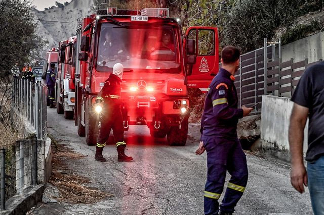 Φωτιά στην Κορινθία: Νέες εκκενώσεις οικισμών – Κοντά στα σπίτια οι φλόγες